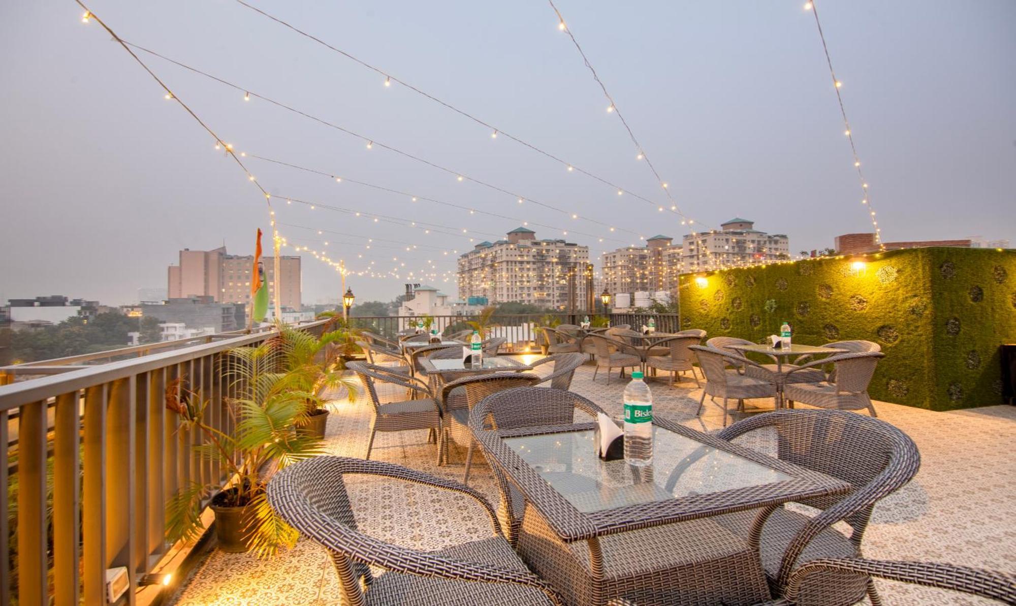 Super Townhouse Sushant Lok Phase 1 Formerly Hotel Neven Gurgaon Buitenkant foto