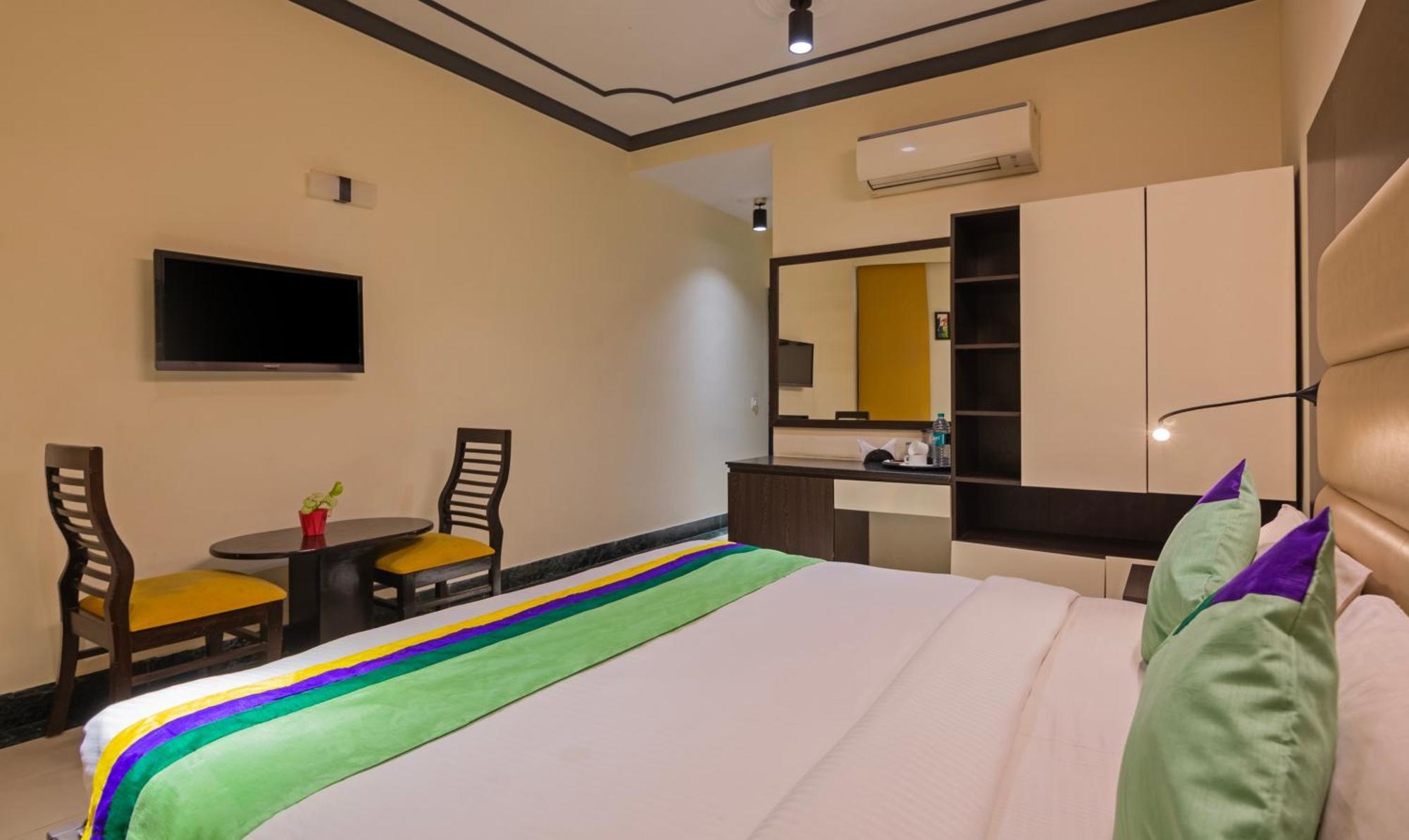 Super Townhouse Sushant Lok Phase 1 Formerly Hotel Neven Gurgaon Buitenkant foto