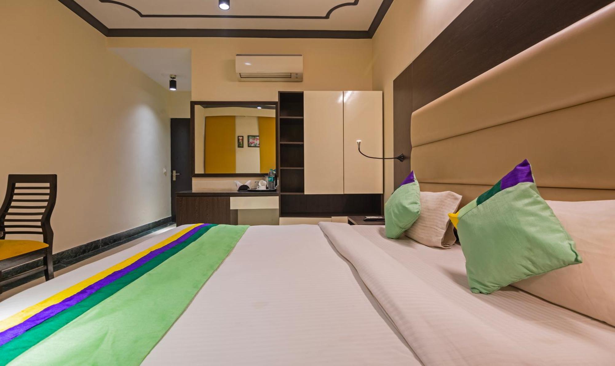 Super Townhouse Sushant Lok Phase 1 Formerly Hotel Neven Gurgaon Buitenkant foto