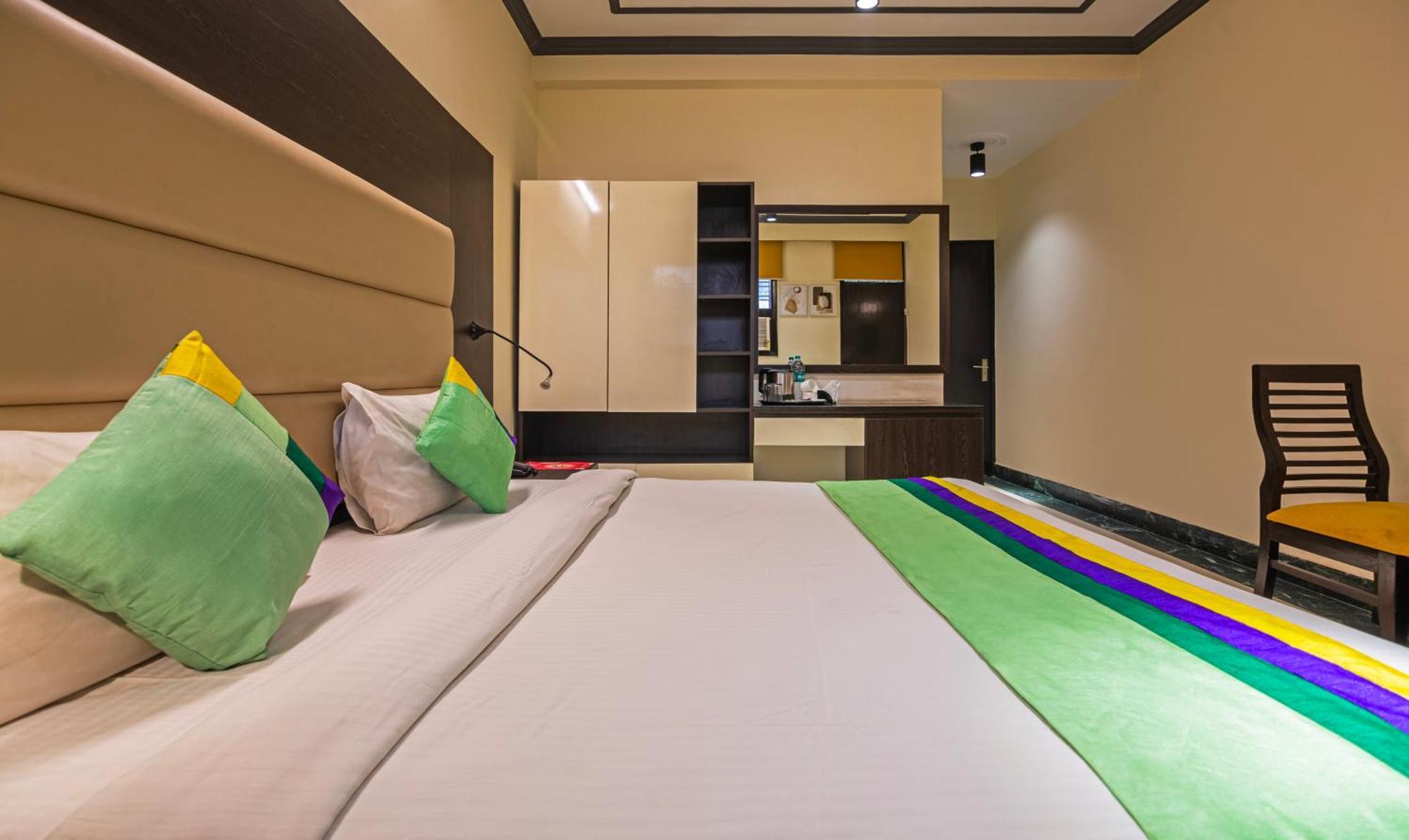 Super Townhouse Sushant Lok Phase 1 Formerly Hotel Neven Gurgaon Buitenkant foto