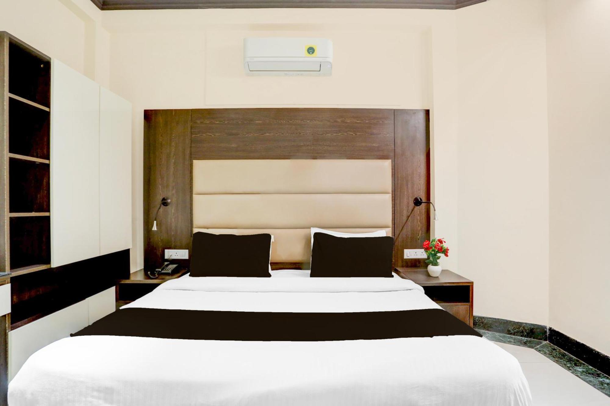 Super Townhouse Sushant Lok Phase 1 Formerly Hotel Neven Gurgaon Buitenkant foto