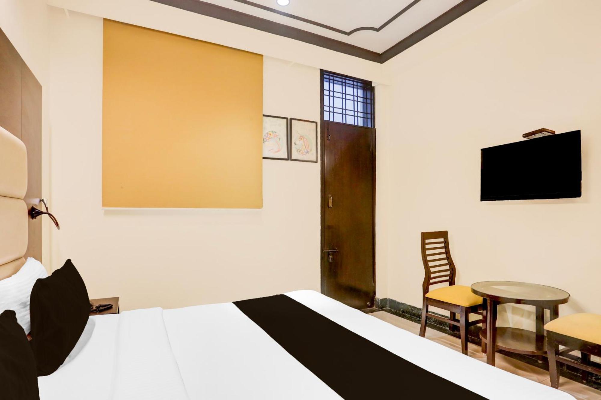 Super Townhouse Sushant Lok Phase 1 Formerly Hotel Neven Gurgaon Buitenkant foto