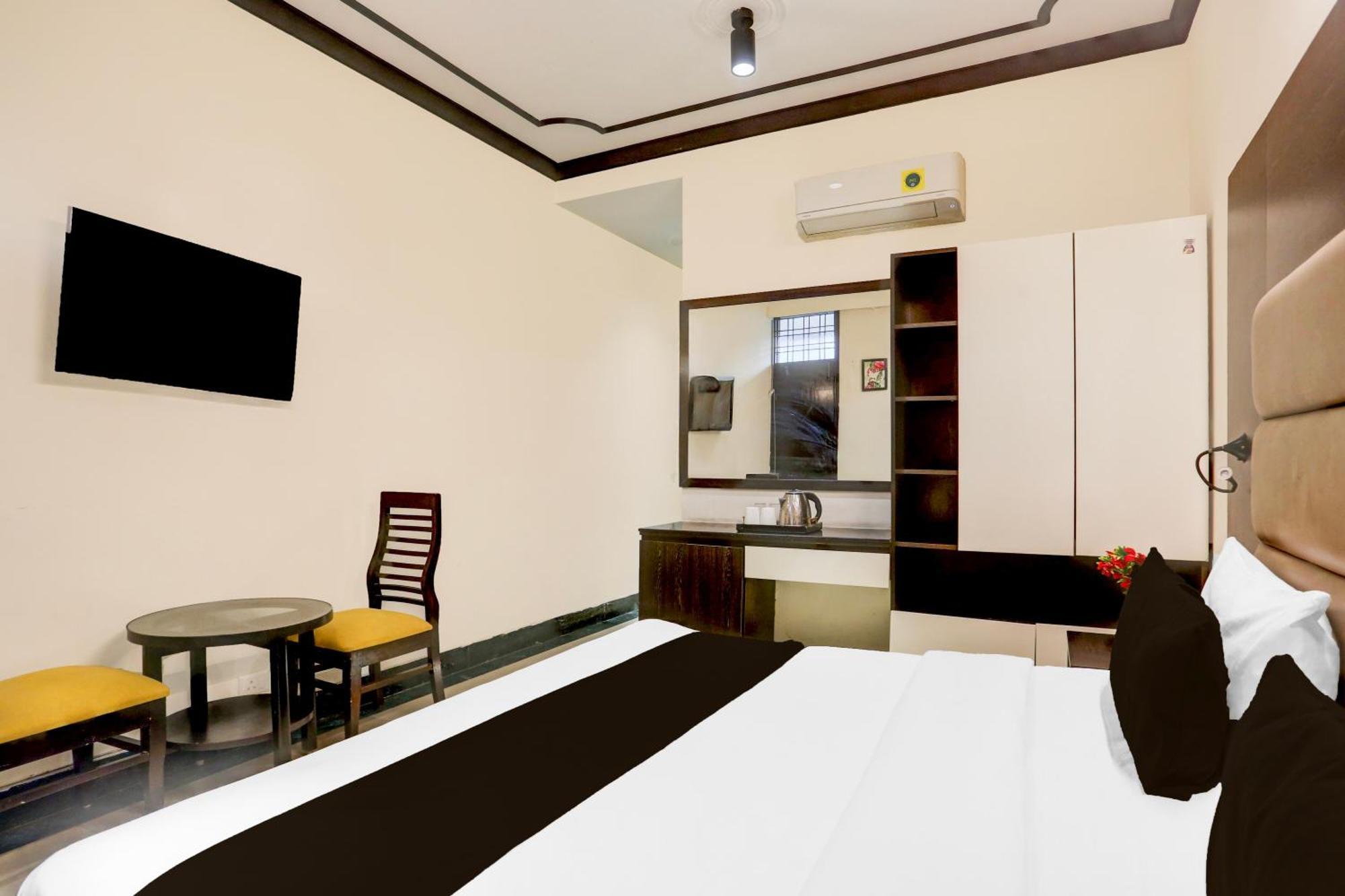 Super Townhouse Sushant Lok Phase 1 Formerly Hotel Neven Gurgaon Buitenkant foto