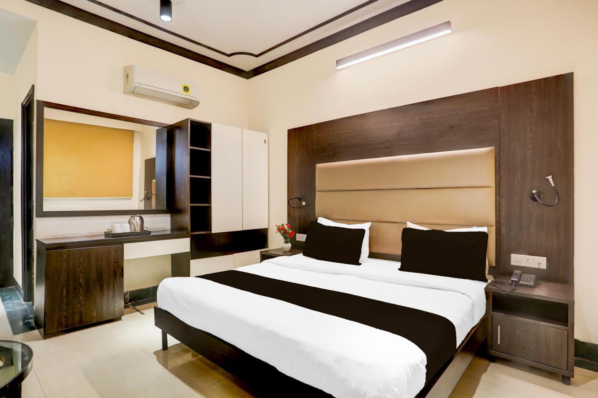 Super Townhouse Sushant Lok Phase 1 Formerly Hotel Neven Gurgaon Buitenkant foto