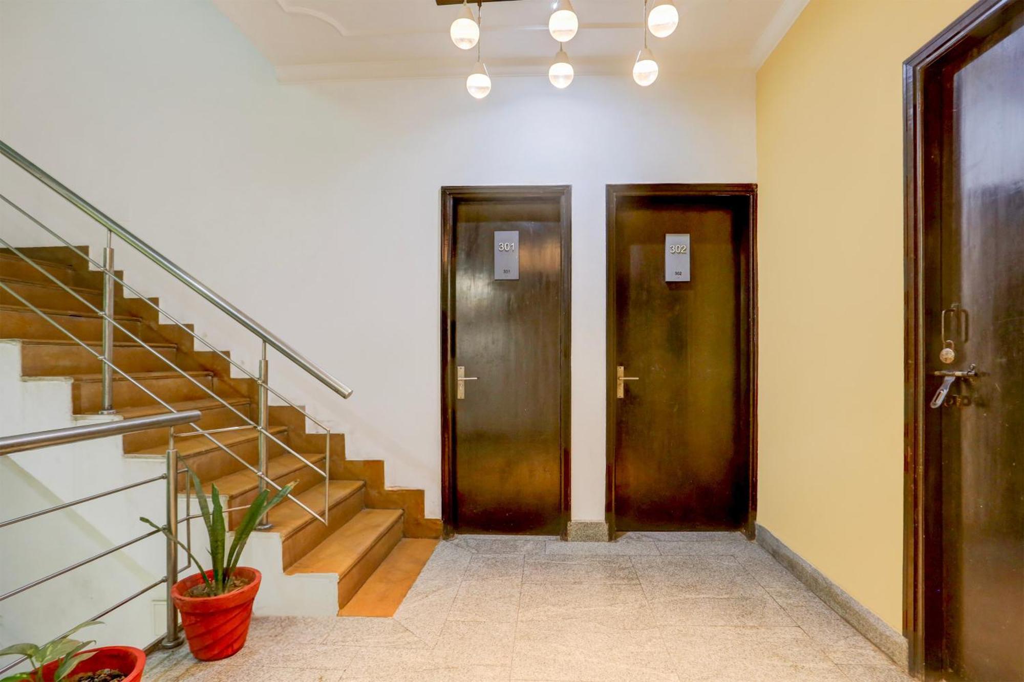 Super Townhouse Sushant Lok Phase 1 Formerly Hotel Neven Gurgaon Buitenkant foto