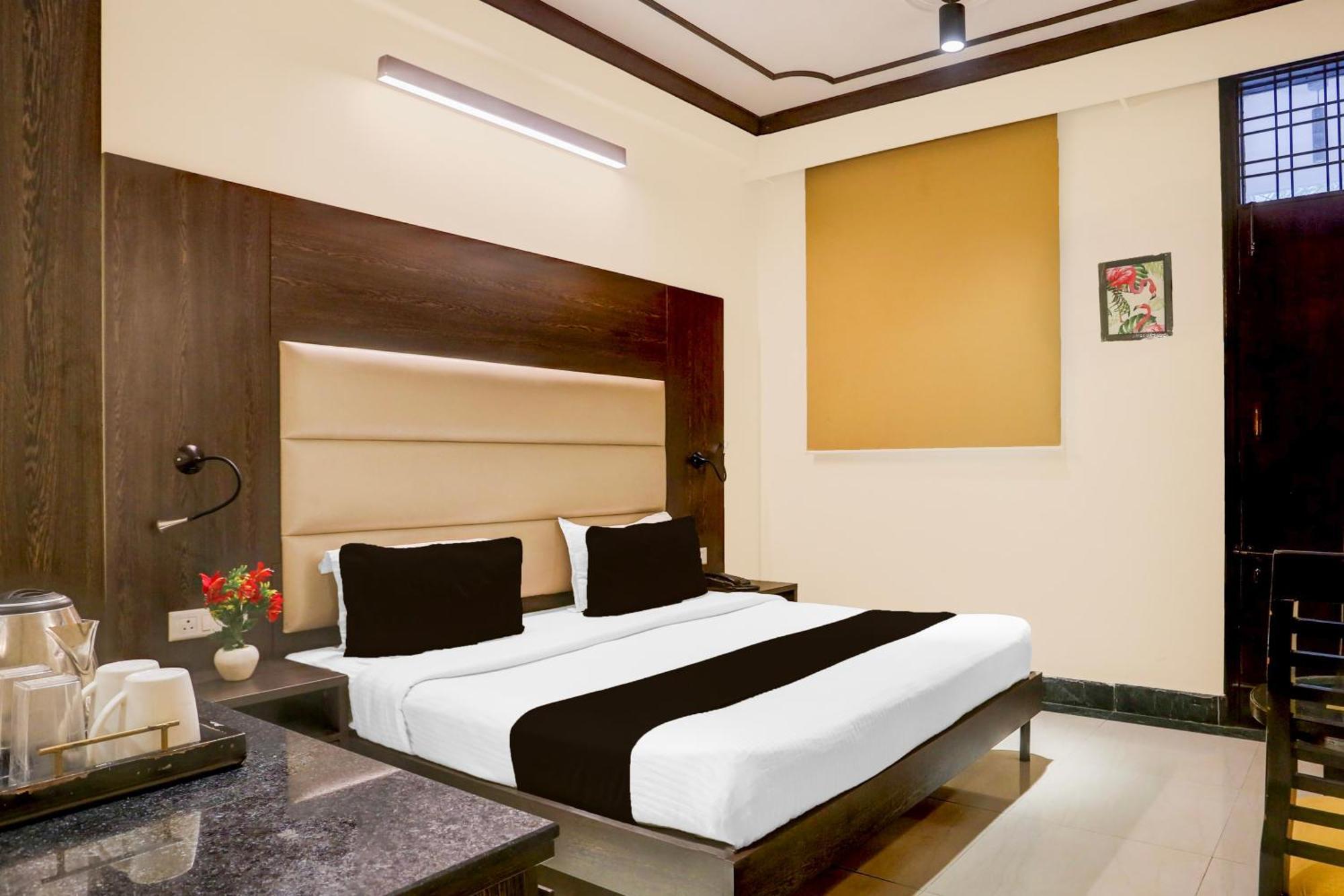 Super Townhouse Sushant Lok Phase 1 Formerly Hotel Neven Gurgaon Buitenkant foto