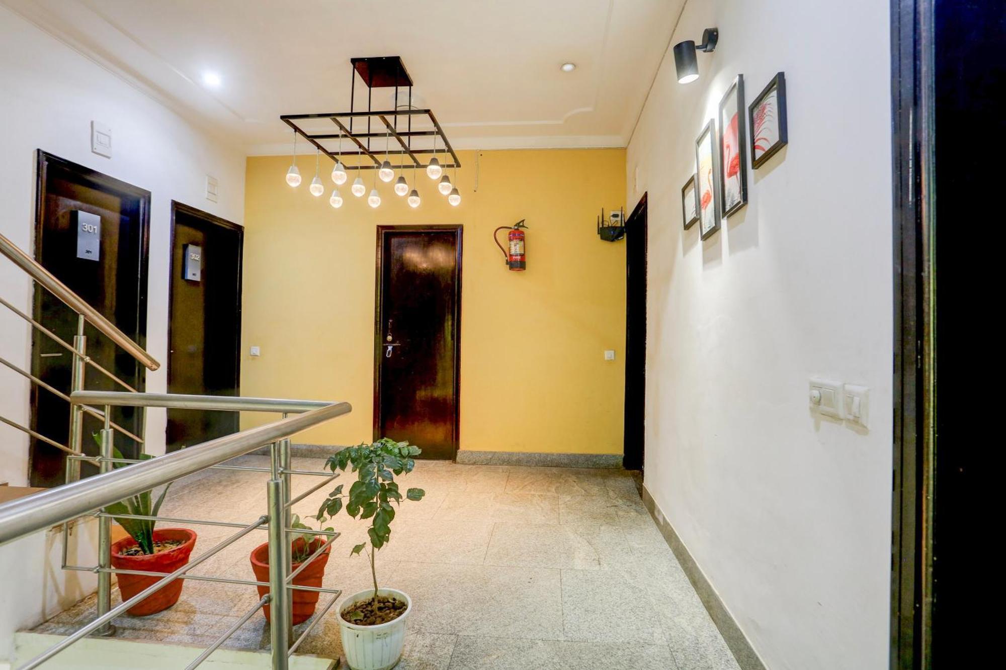 Super Townhouse Sushant Lok Phase 1 Formerly Hotel Neven Gurgaon Buitenkant foto