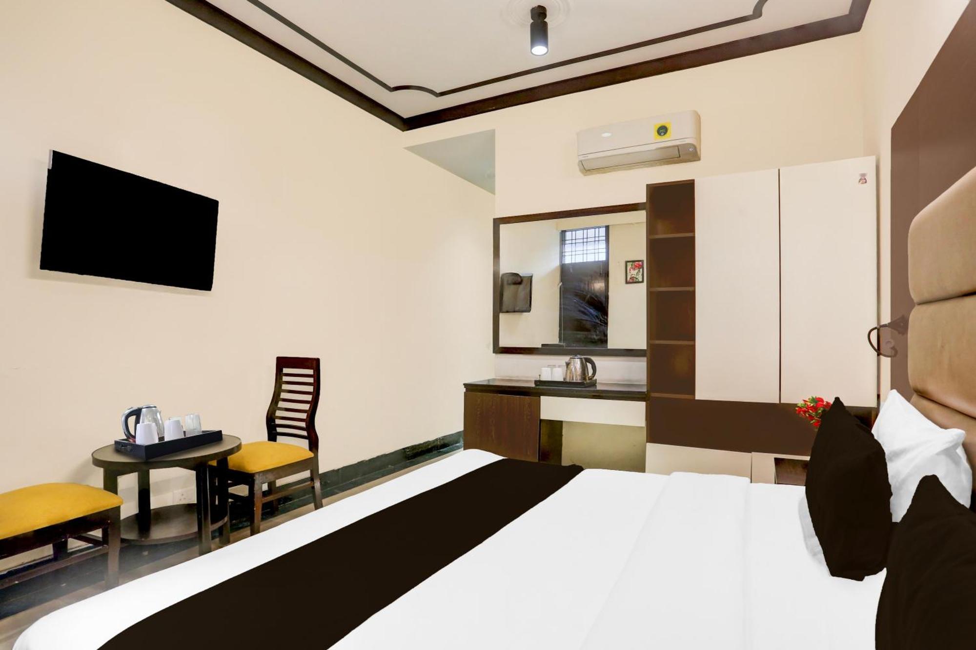 Super Townhouse Sushant Lok Phase 1 Formerly Hotel Neven Gurgaon Buitenkant foto