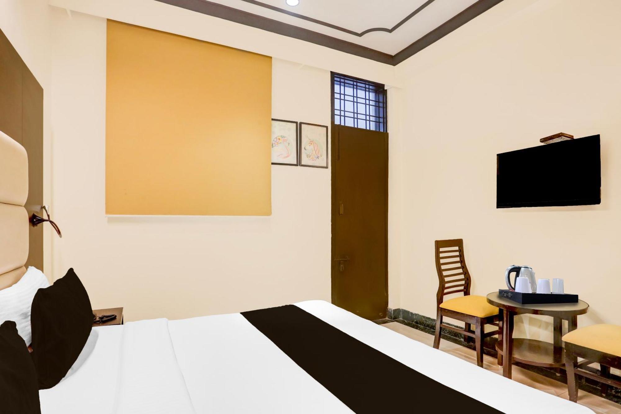 Super Townhouse Sushant Lok Phase 1 Formerly Hotel Neven Gurgaon Buitenkant foto