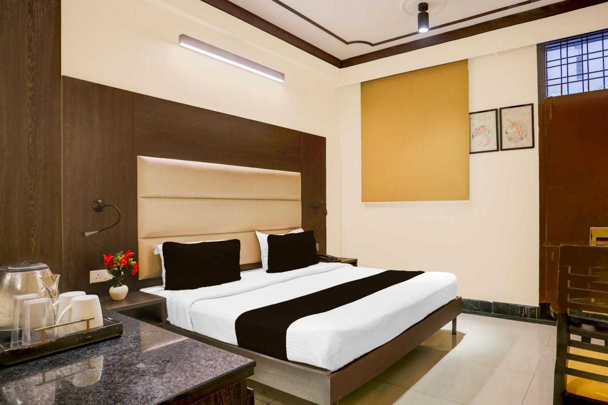 Super Townhouse Sushant Lok Phase 1 Formerly Hotel Neven Gurgaon Buitenkant foto